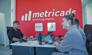 Trabajadores en la oficina una agencia de marketing digital en Chile